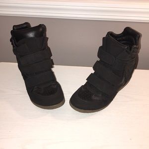 Black wedge sneakers
